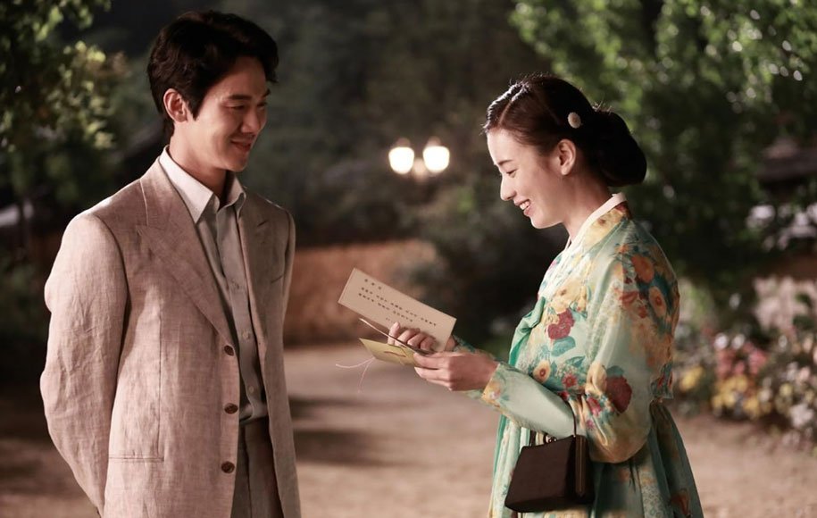 عشق، دروغ‌ها به روایت داستانی عاشقانه در بستر یک دوره‌ی تاریخی مهم کره‌ی جنوبی می‌پردازد